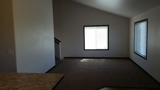 Building Photo - 3 Bed 3 Bath Single Family Home