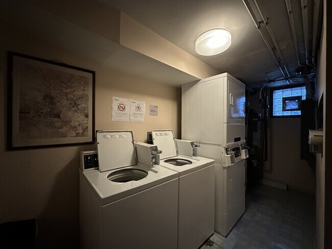 Building Photo - 3722 N Sheffield Ave