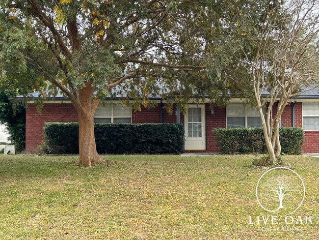 Building Photo - MOVE IN SPECIAL: $500 OFF 1ST MONTH'S RENT!**