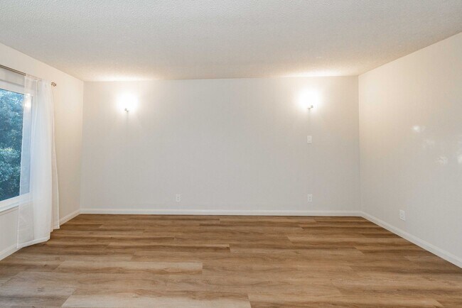 Building Photo - Top Floor 1BR/1BA. Renovated! DISHWASHER! ON-SITE LAUNDRY!