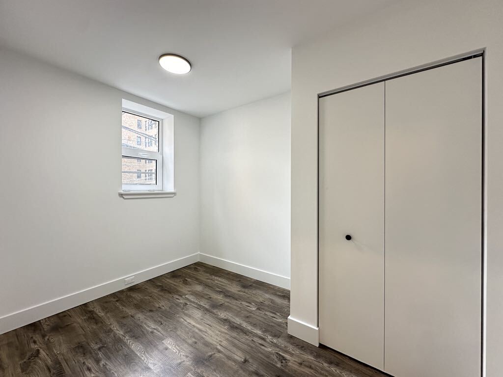 Building Photo - 941 W Carmen Ave