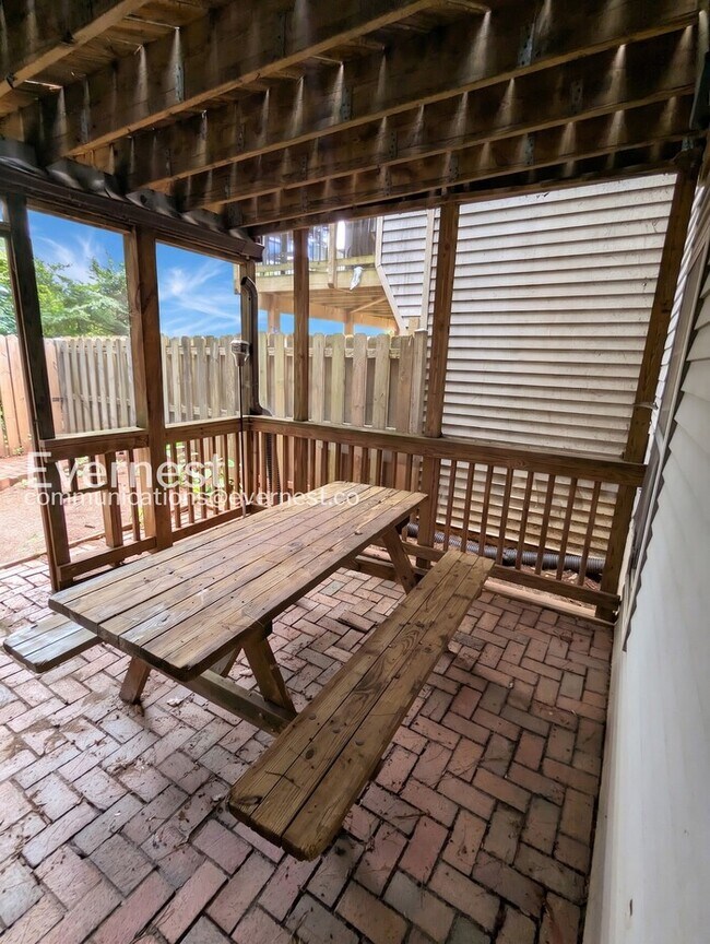 Building Photo - 3 Bed, 3.5 Bath Townhome with Modern Amenities / Available Soon!