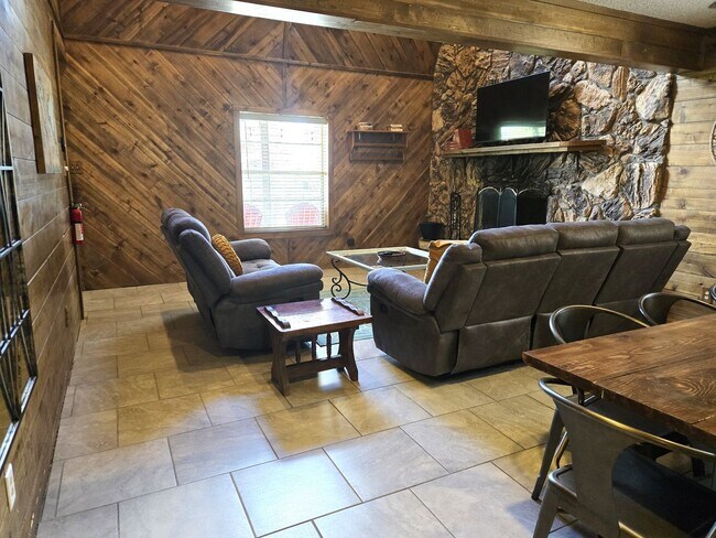 Building Photo - Large Three Bedroom Home Close To Midtown ...