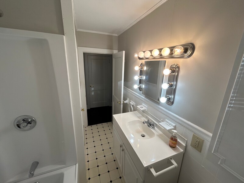 Building Photo - 741 S East Ave