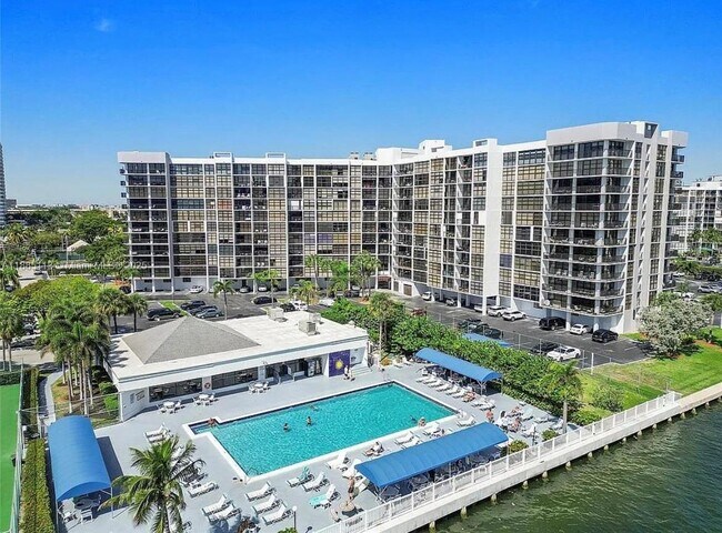 Building Photo - 600 Parkview Dr