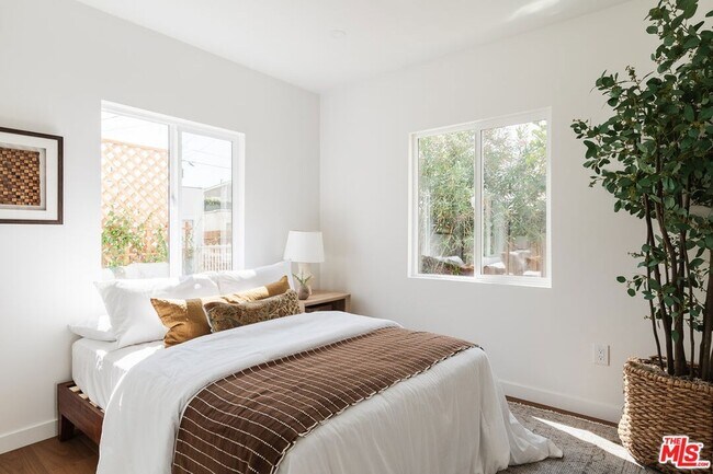 Building Photo - 784 Elmira St