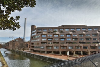 Building Photo - Contemporary 2 Bed 2.5 Bath Condo in Georg...
