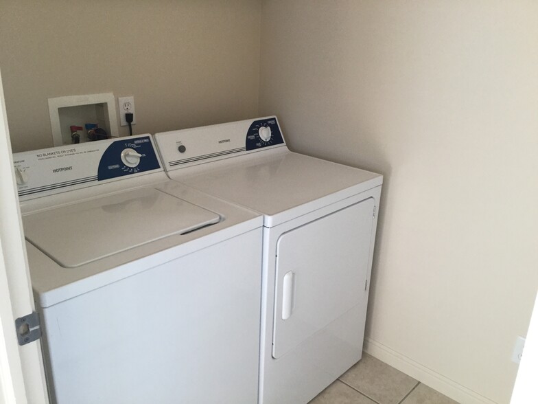 Building Photo - 479 Raven Way
