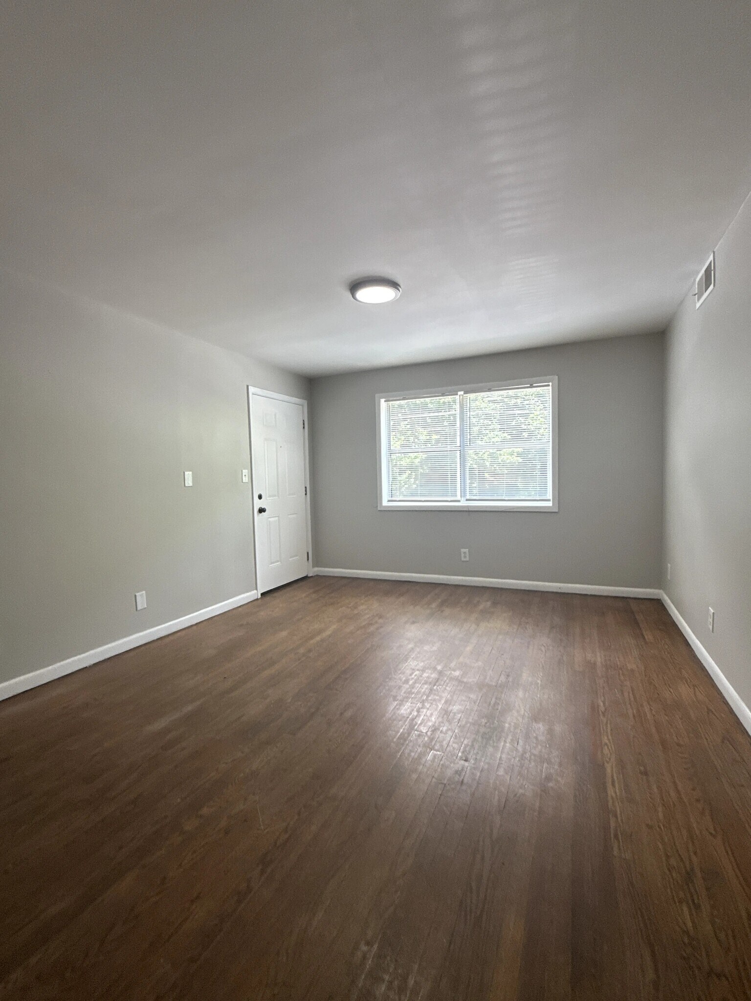 Building Photo - 1607 Line Cir