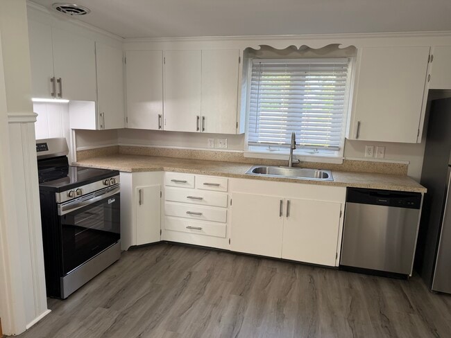 Building Photo - 143 Scenic Dr