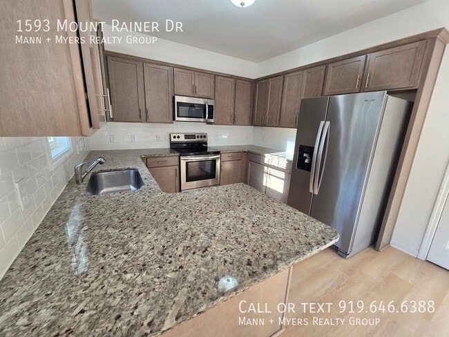 Building Photo - 1593 Mount Rainer Dr