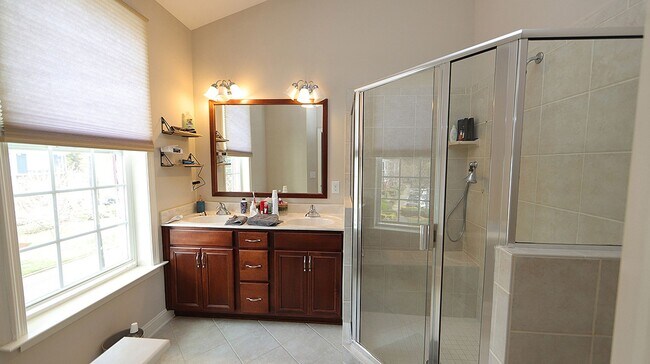Building Photo - Lovely Condo w/ Two Car Garage in The Cott...