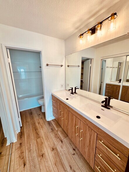 Building Photo - 10 Abrigo