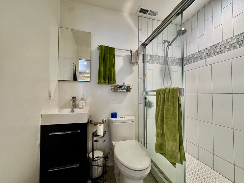 Building Photo - 2211 Haste St