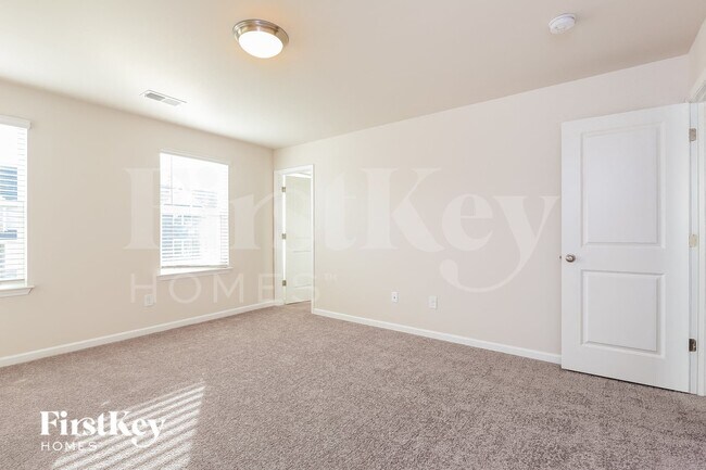 Building Photo - 557 Hillpark Ln