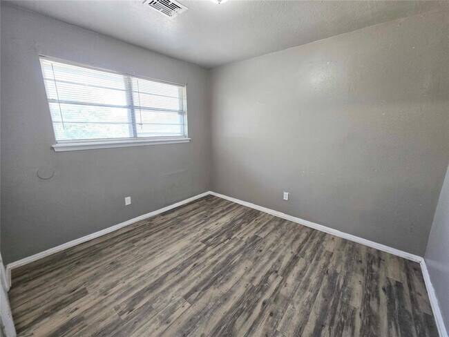 Building Photo - 2500 SE 51st St