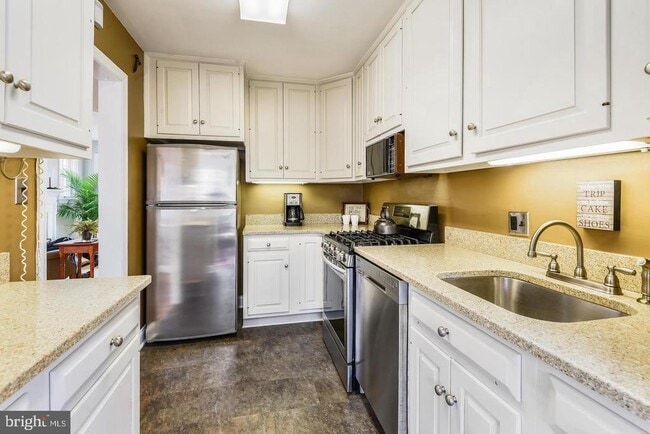 Building Photo - 1727 Oakcrest Dr