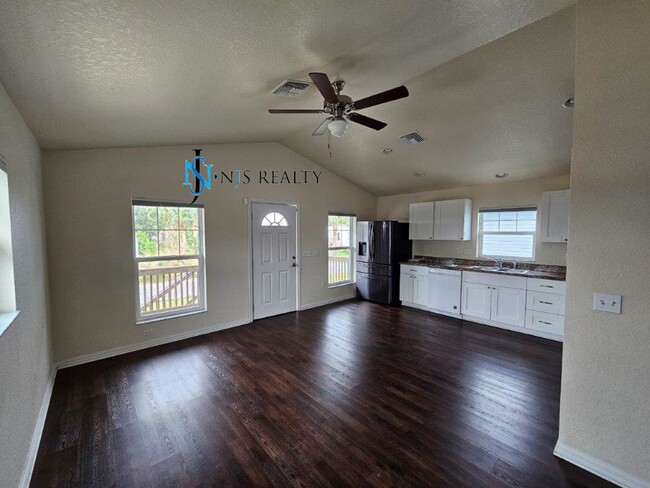 Building Photo - Gorgeous 3/2 1000 Sq. Ft. with Updated kit...