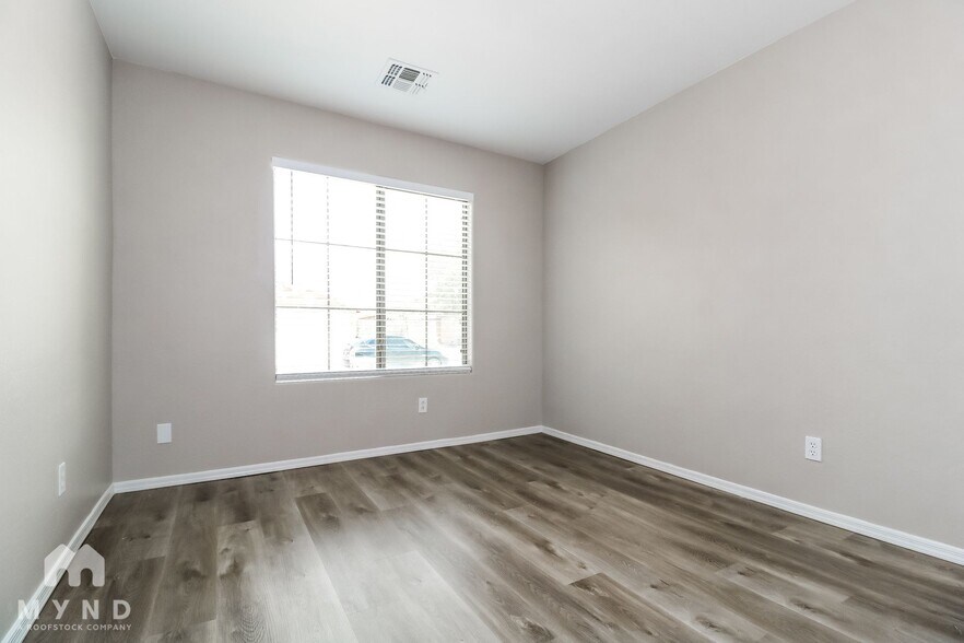 Building Photo - 25797 W Winslow Ave