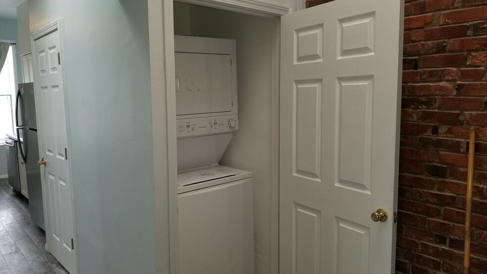 Washer/dryer - 3348 Greenwood Blvd