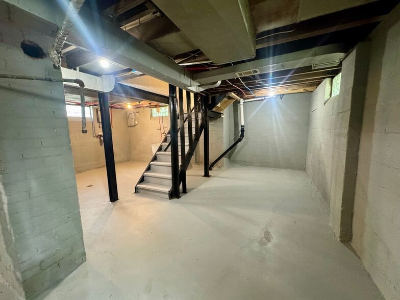 Building Photo - 12244 Woodmont Ave