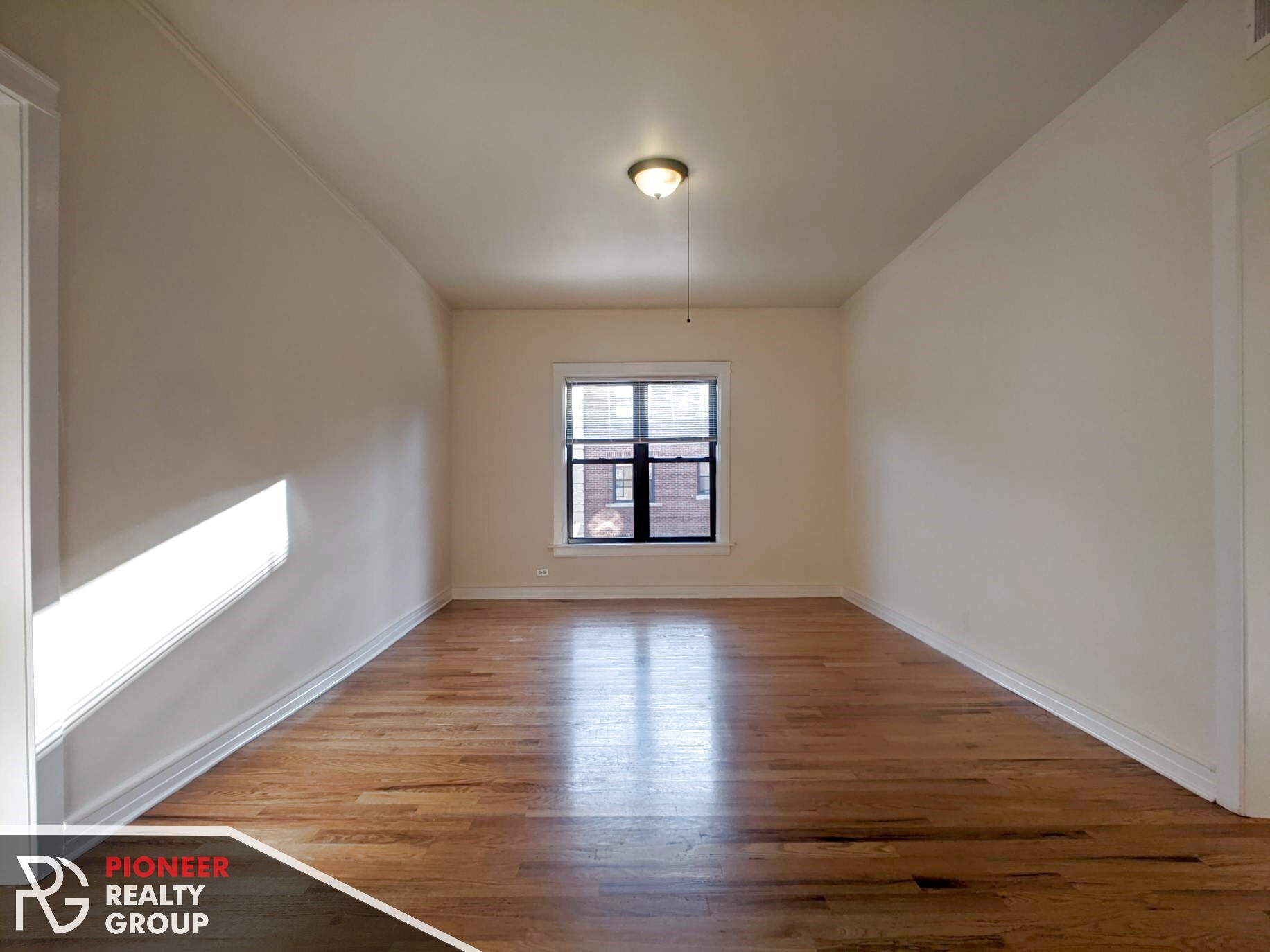 Building Photo - 822 W Waveland Ave