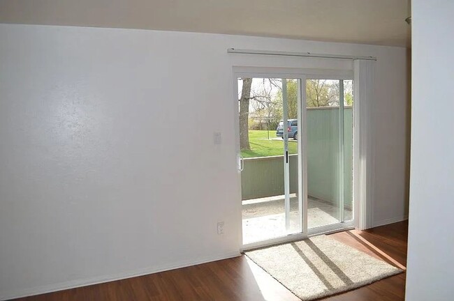 Building Photo - 2 Bed Lakewood Condo for Rent Across the S...