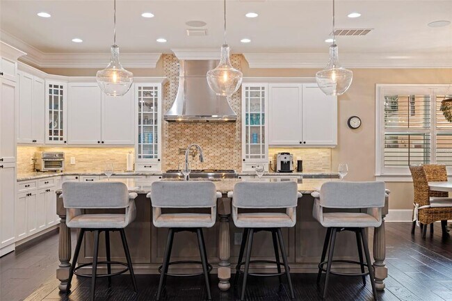 Building Photo - 310 8th Ave N