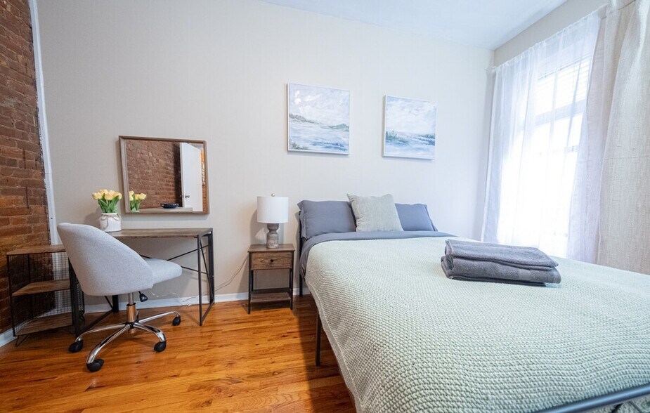 Building Photo - 142 Riverside Dr