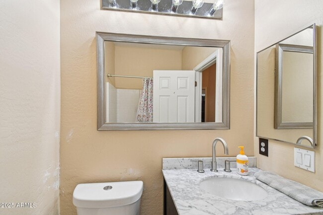 Building Photo - 2633 E Calle Del Norte Dr
