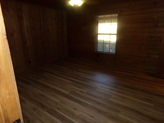Building Photo - 4 bedroom Log House
