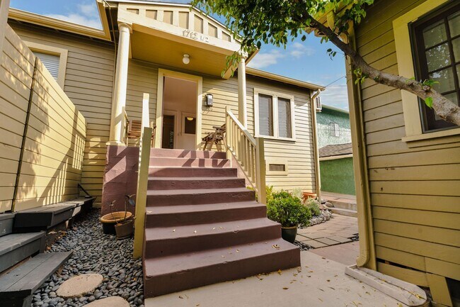 Building Photo - Adorable 1 bed / 1 bath Stand-Alone Bungalow in the Heart of Echo Park with Laundry & Parking