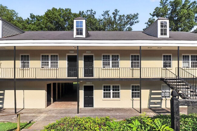 Building Photo - Charming One Bedroom Apartment In The Heart of Plaza Midwood!