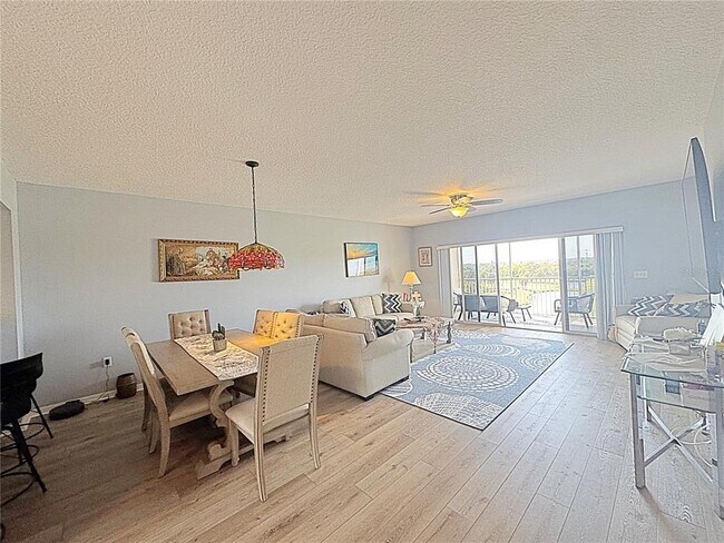 Building Photo - 1200 Country Club Dr