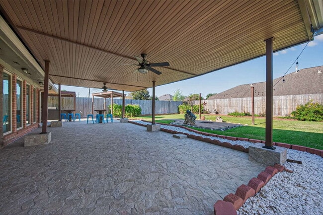Building Photo - One of a kind home in Katy with large backyard and outdoor Oasis. With nearly 2300 sqft there's p...