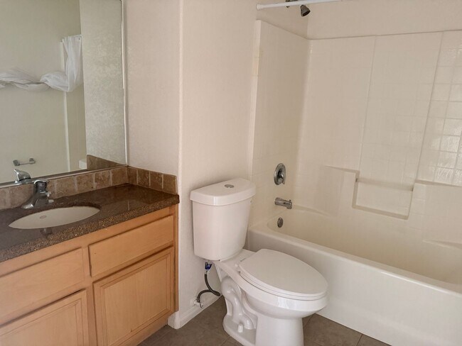 Building Photo - 9236 Peach Ave