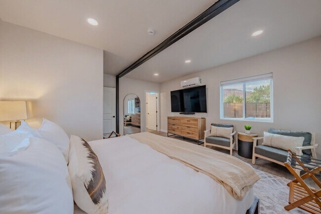 Building Photo - 736 W Rider Dr