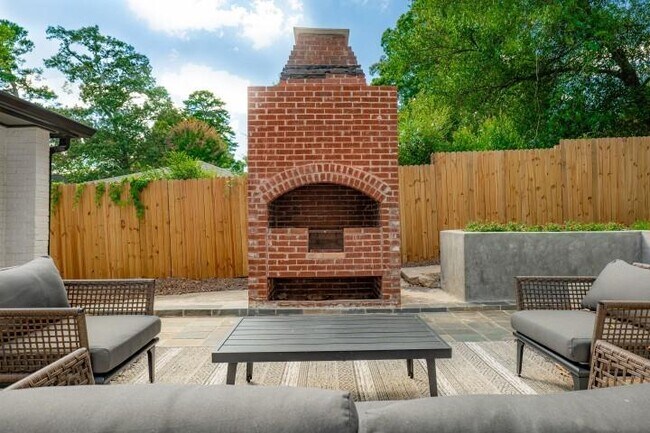 Building Photo - 3154 N Druid Hills Rd