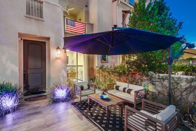 Building Photo - Stunning 4-bed, 3-bath townhome with bonus...