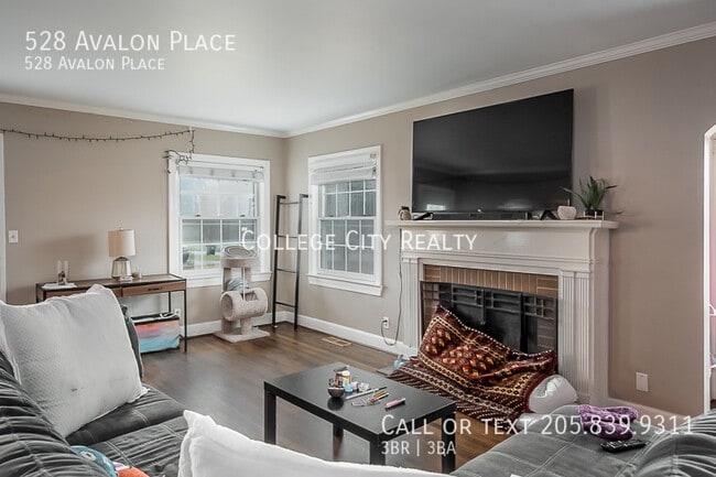 Building Photo - 528 Avalon Pl