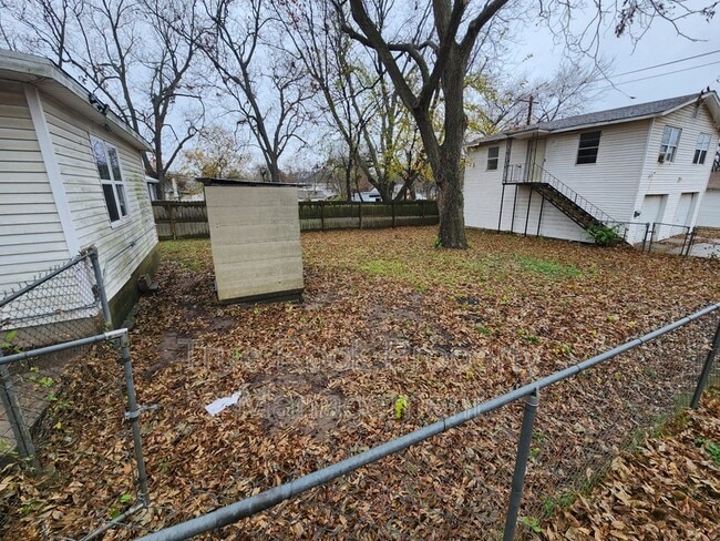 Building Photo - 400 W 17th St