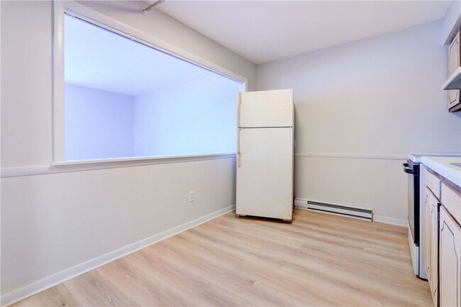 Building Photo - 404 Main St