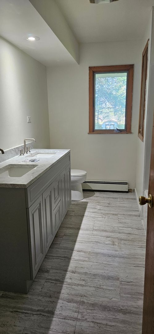 Building Photo - Large Rambler with 5 bedrooms, 2 baths wit...