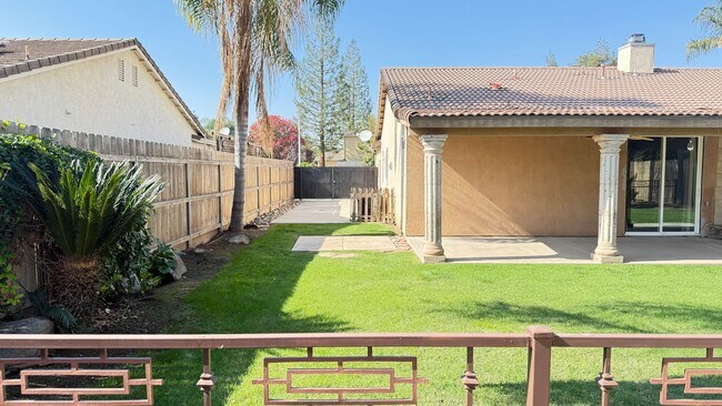 Building Photo - 3 Bedroom, 2 Bathroom Home with Pool locat...