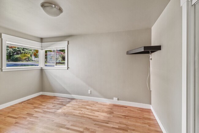 Building Photo - 3 Bed 1 Bath - Craftsman - Fenced Backyard...