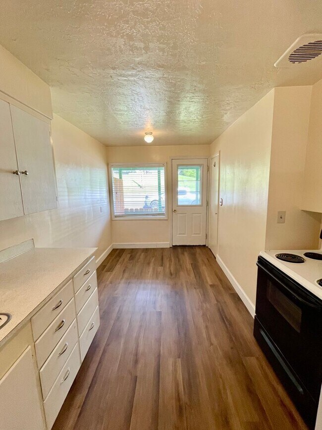 Building Photo - Vincent Park Triplex