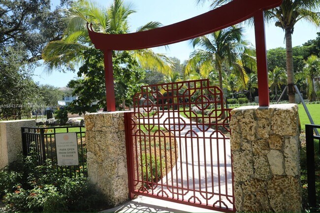 Building Photo - 533 Menendez Ave