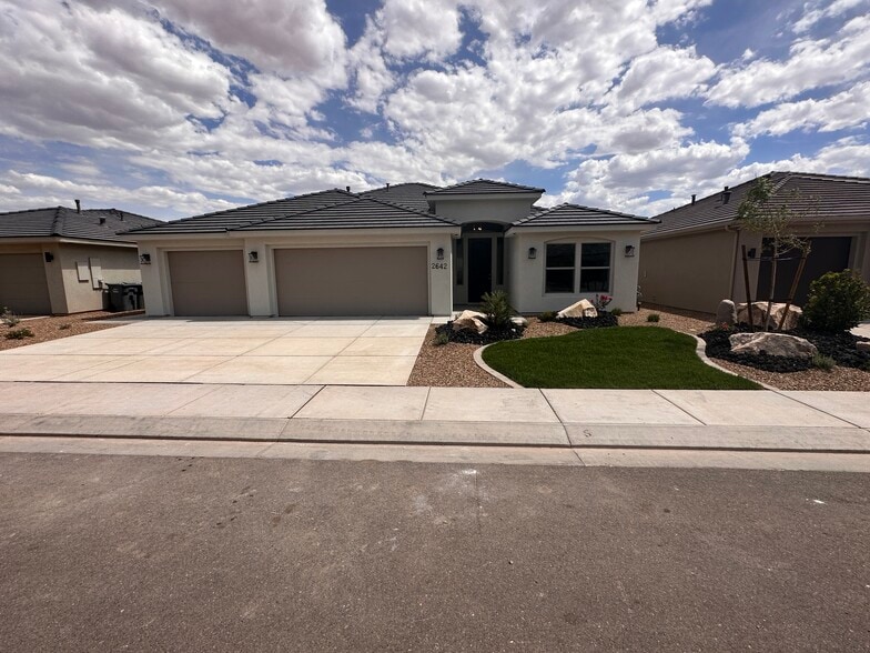 Primary Photo - 2677 E Palm Cove Ave