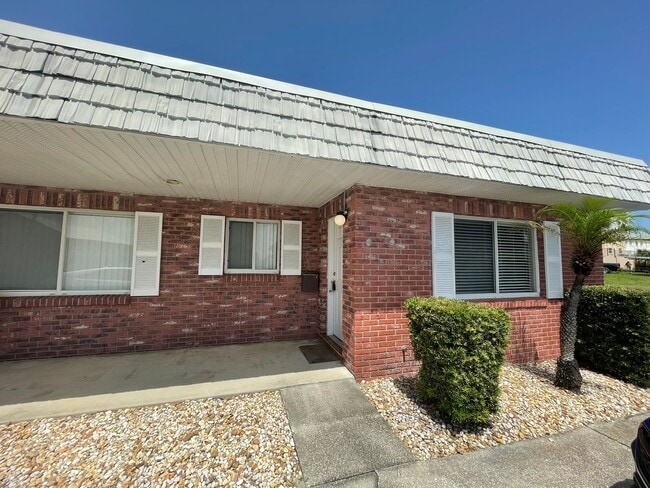 Building Photo - 1 bedroom, 1 bathroom end unit condo beachside