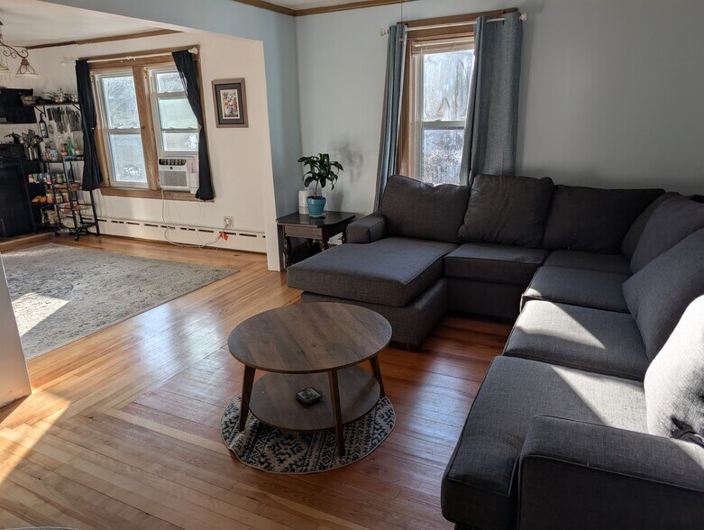 Living room - 8 Valley St